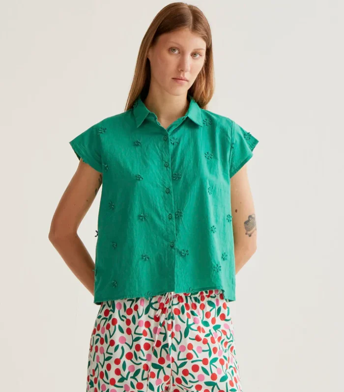 Camisa verde 100% algodão com bordado floral