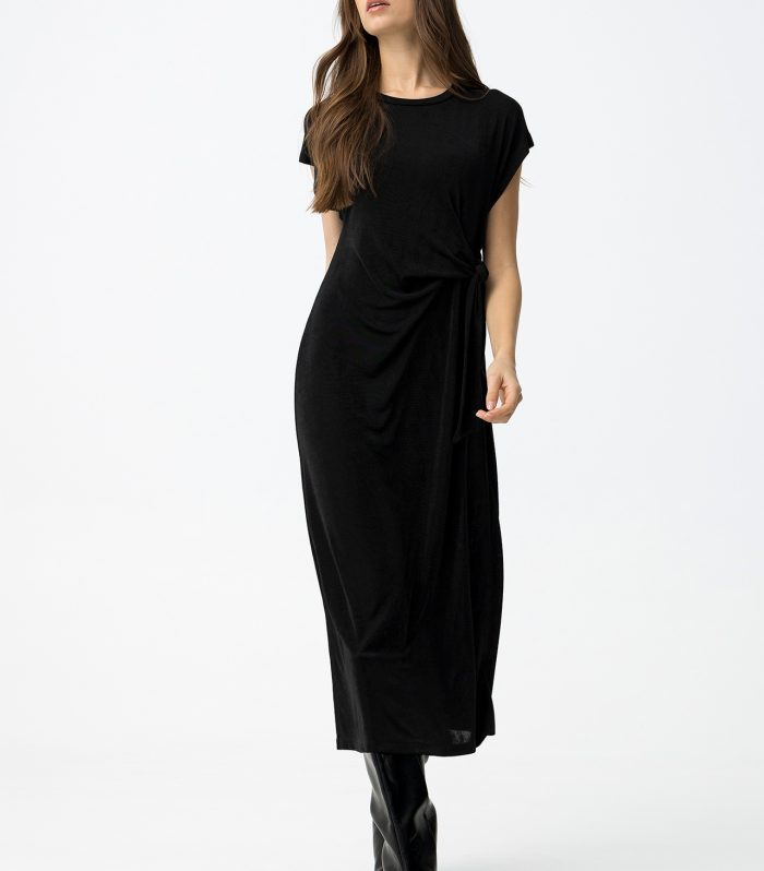 Vestido preto regular corte direito
