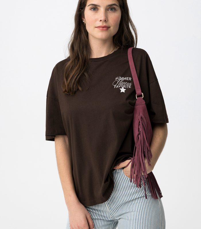 T-shirt chocolate oversize estampada