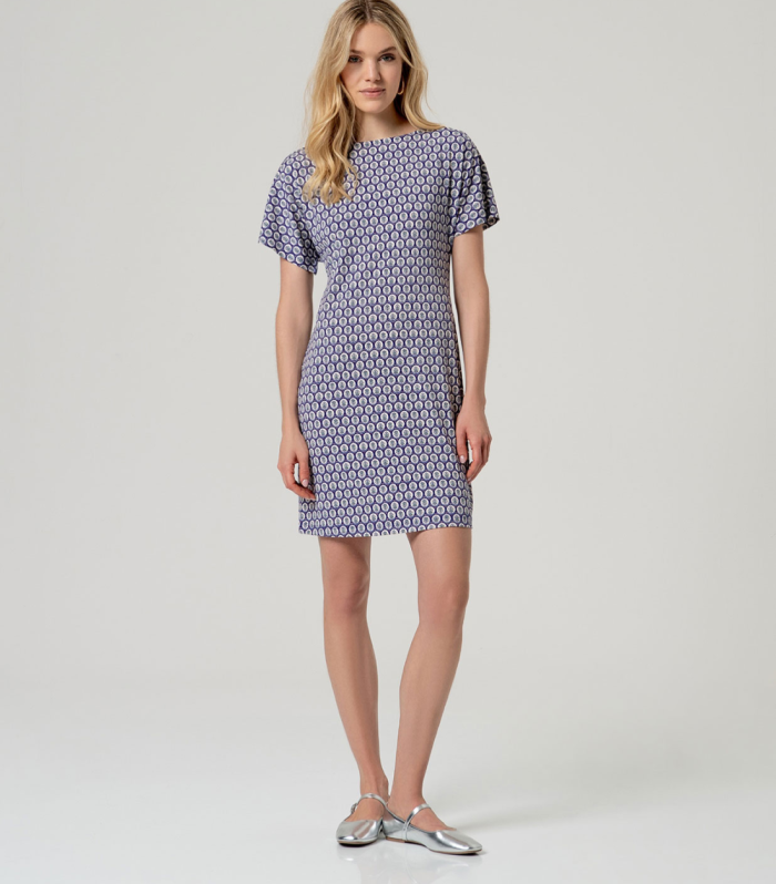 Vestido curto azul com estampa elástica