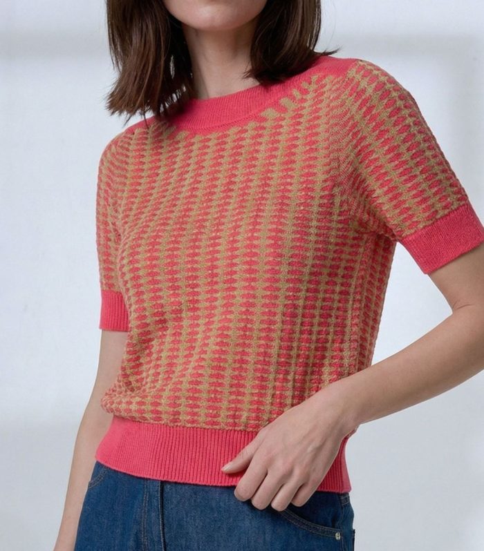 Suéter rosa de tricô fino com decote canoa