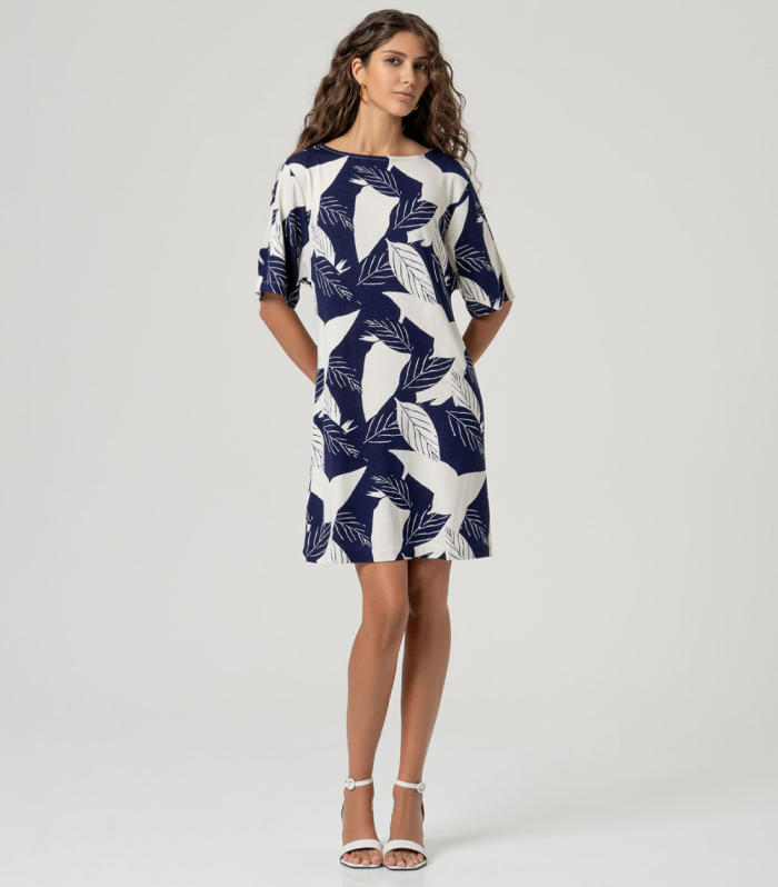 Vestido curto estampado com bolsos