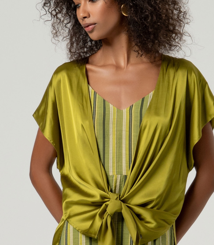 Blusa fluida de cetim com nó frontal