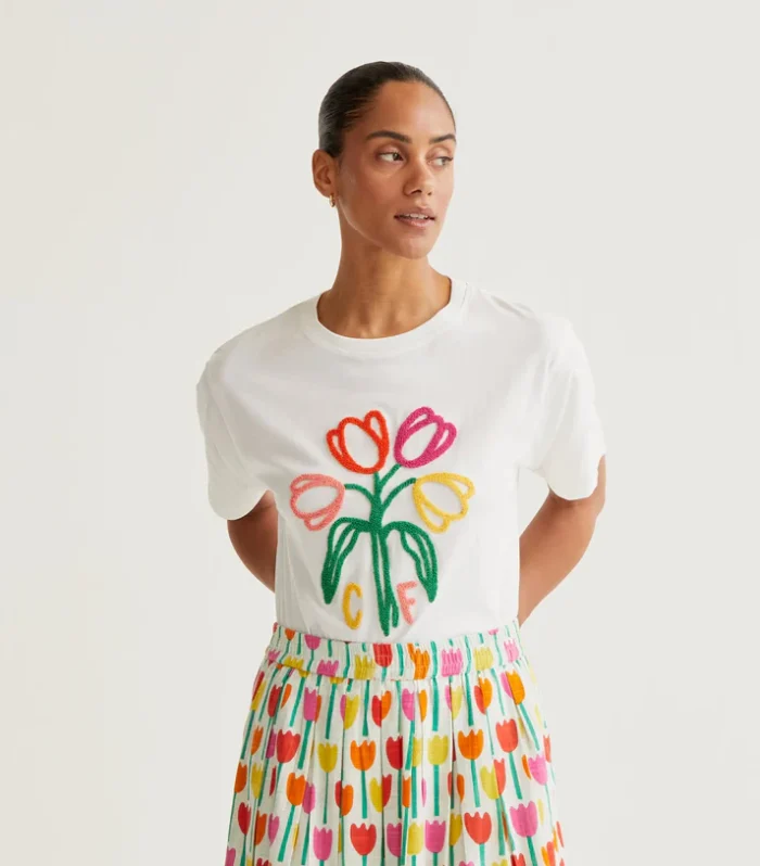 Camiseta com tulipas bordadas "CF"