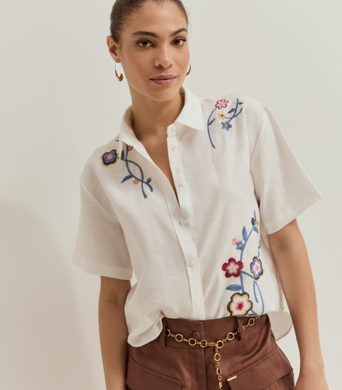 Camisa de manga curta com bordado floral