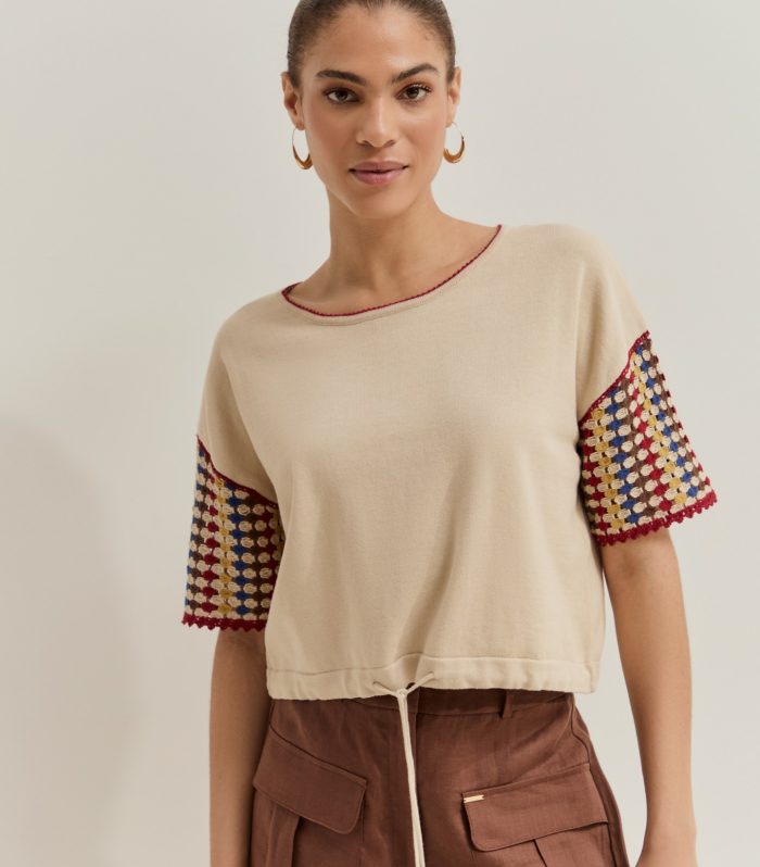 T-shirt com mangas tricotadas