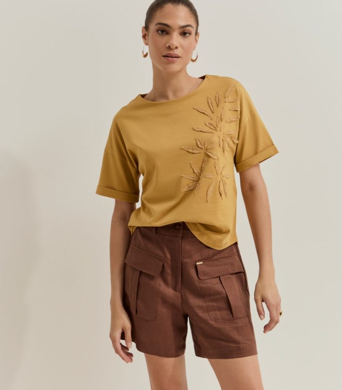 T-shirt de manga curta com aplicação de folhas