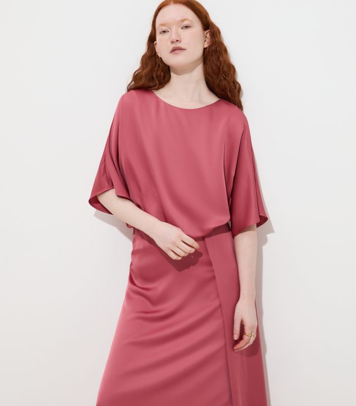 Vestido fluido assimétrico com manga morcego