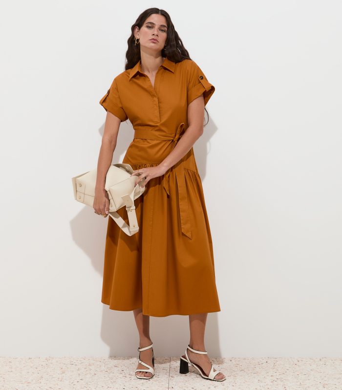 Vestido midi de manga curta com cinto