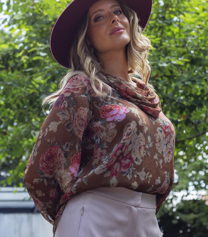 Túnica floral com lenço ajustável em castanho