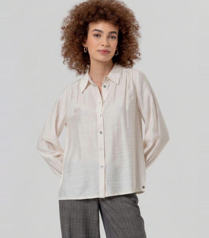 Camisa com franzidos nos ombros