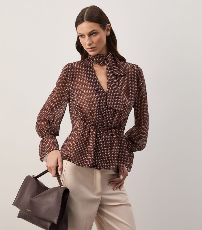 Blusa fluida com laçada