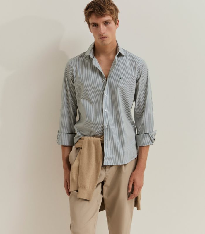 Camisa slim fit às riscas